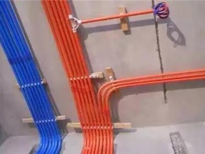 電線穿管時，為什么越來越多師傅不用鋼絲繩？原來用這個穿線更快
